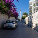 Proseguiamo per qualche metro per imbatterci, ad angolo con via del Faro, nel muro di cinta di Villa Loredana: l�unico edificio degli anni 10 esistente a San Cataldo